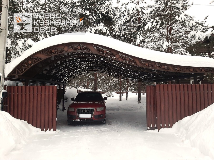 Навес с художественной ковкой и откатными воротами Навес с художественной ковкой и откатными воротами