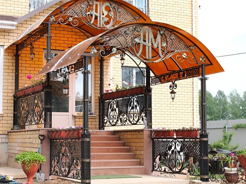 Кованая входная группа с навесом из поликарбоната Кованая входная группа с навесом из поликарбоната