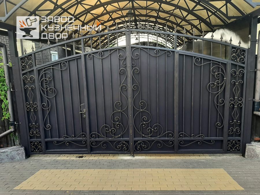 Кованые распашные ворота с автоматикой и навесом Кованые распашные ворота с автоматикой и навесом